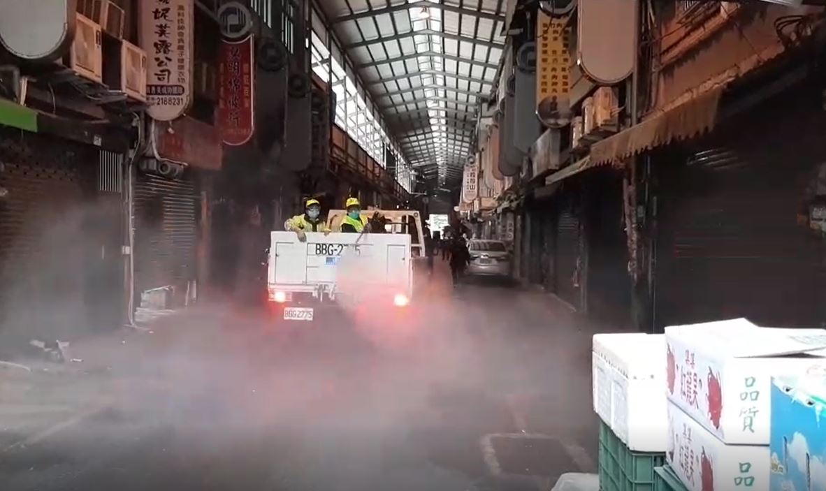 桃園市政府今(1)日上午公布確診者自1月17日至30日期間之公共場所足跡，包括網室菜園、7-11靖欣門市、八德區大湳市場。(圖為大湳市場清消) 圖：桃園市政府環保局/提供