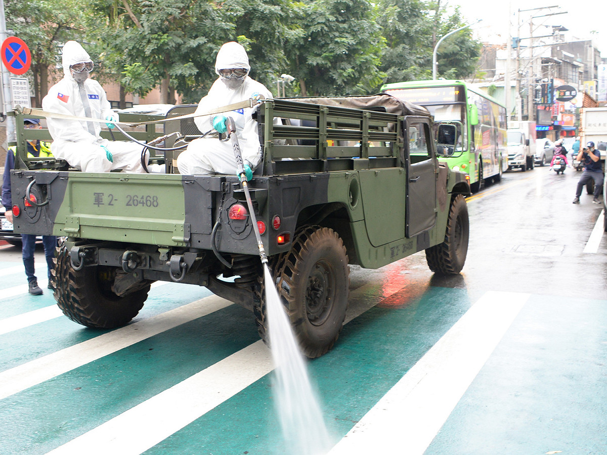 今明2天，桃市府環保局與國軍33化兵群分工至八德全區大消毒。 圖：桃園市政府環保局/提供