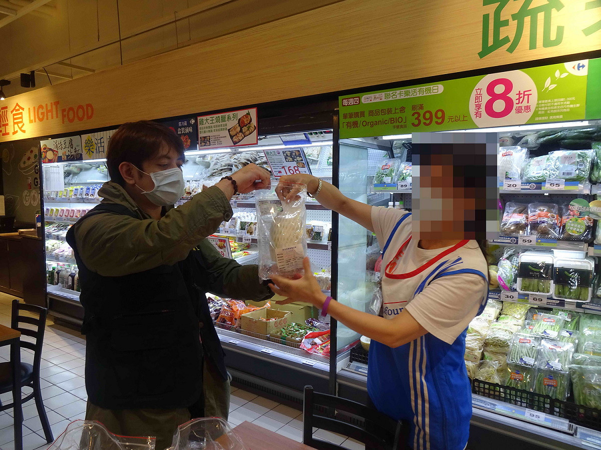 新北市衛生局赴樹林家福公司賣場抽驗有機苦瓜，竟檢出農藥。 圖：新北市衛生局提供