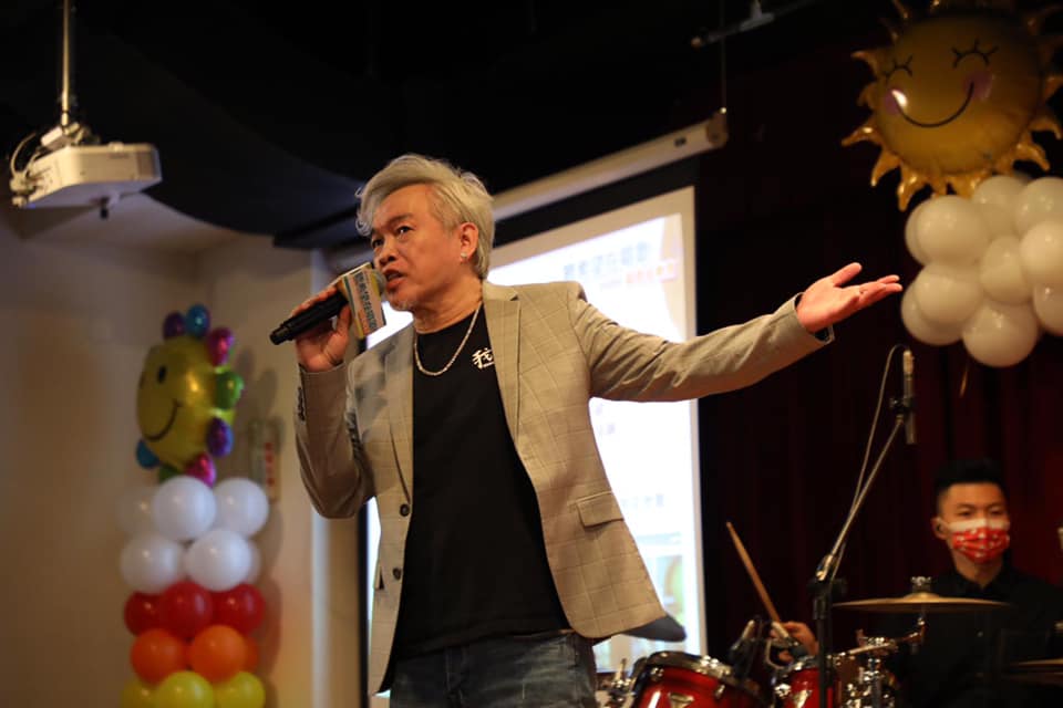 53歲的藝人康康透露在2019年時自己差點中風。   圖：翻攝自康康粉絲團臉書