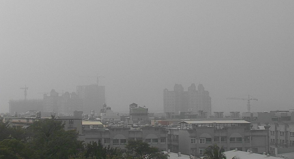 今日西半部地區空氣品質不佳，上午9點時已有17站達紅色警示等級（圖為仁武測站）。 圖：翻攝自環保署空氣品質監測網