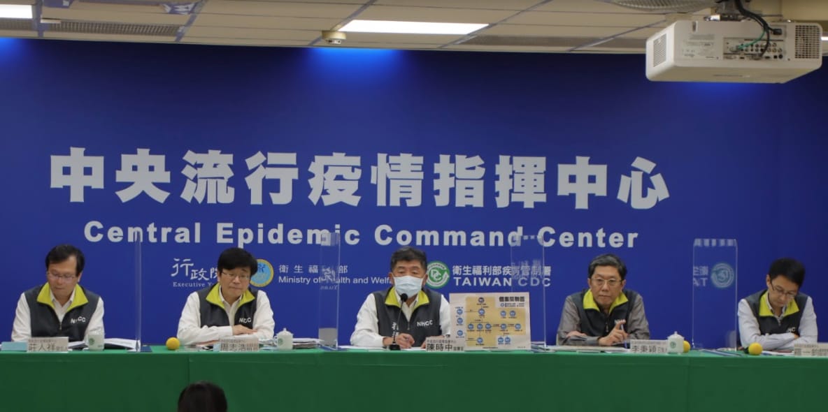 大家每天下午2點準時聽防疫記者會就像準時收看長壽劇。 圖：指揮中心／提供