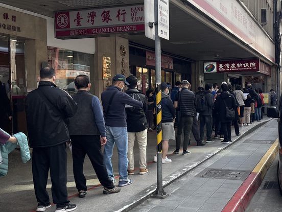 台灣產物保險公司推出的防疫保單吸引人潮排隊購買。 圖：翻攝自PTT