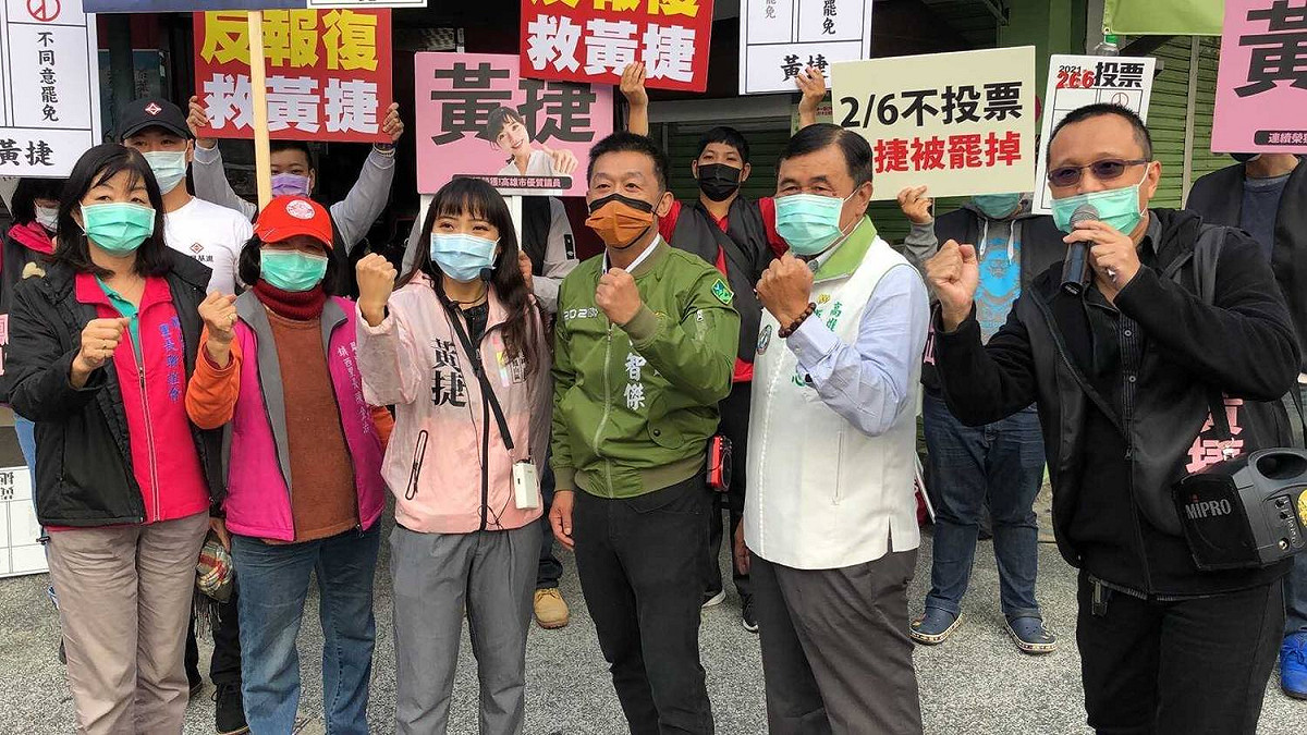 罷免投票日導數10天，黃捷每日上午站在路口向鳳山市民拉票。 圖：擷取自黃捷臉書