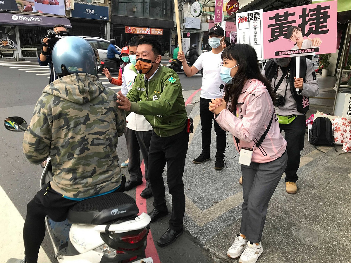 黃捷與立委許智傑等人今日一早站在路口向民眾問早。 圖：擷取自黃捷臉書