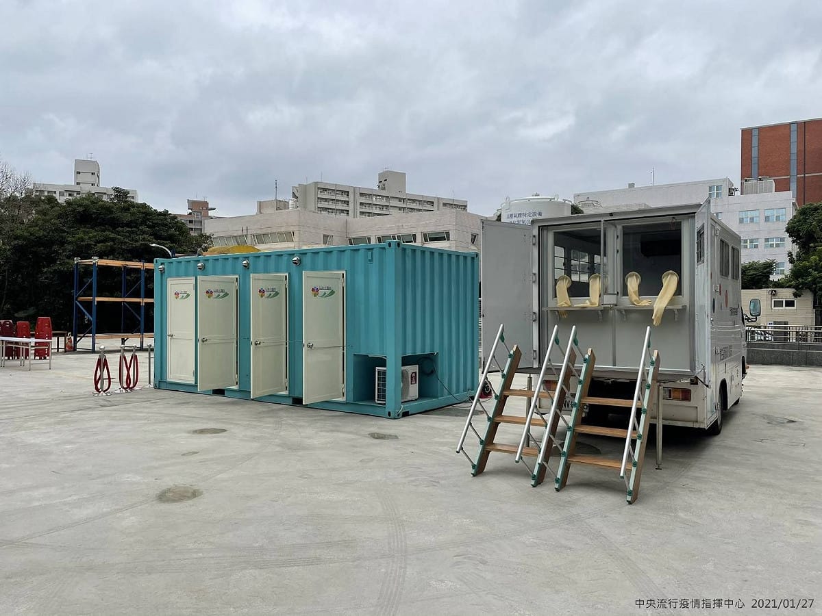 中央支援桃園採檢貨櫃屋，提供桃園衛生局安排居家隔離期滿民眾前往進行PCR篩檢之用。 圖： 中央流行疫情指揮中心/提供