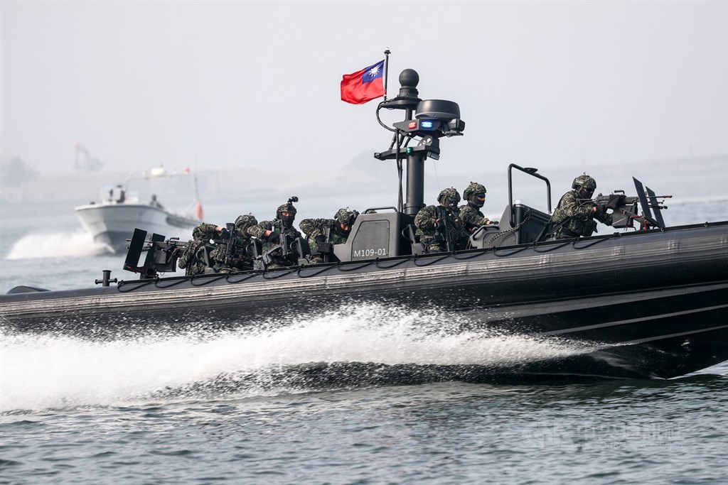 海軍今日在左營軍港舉行反特攻操演，海軍陸戰隊乘Ｍ109突擊艇快速前進。（中央社記者王騰毅攝 ） 圖：中央社／提供