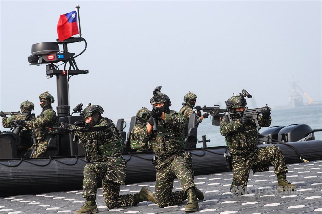 海軍今日在左營軍港舉行反特攻演練，海軍陸戰隊駕駛Ｍ109突擊艇模擬岸邊警戒狀態。（中央社記者王騰毅攝 ） 圖：中央社／提供
