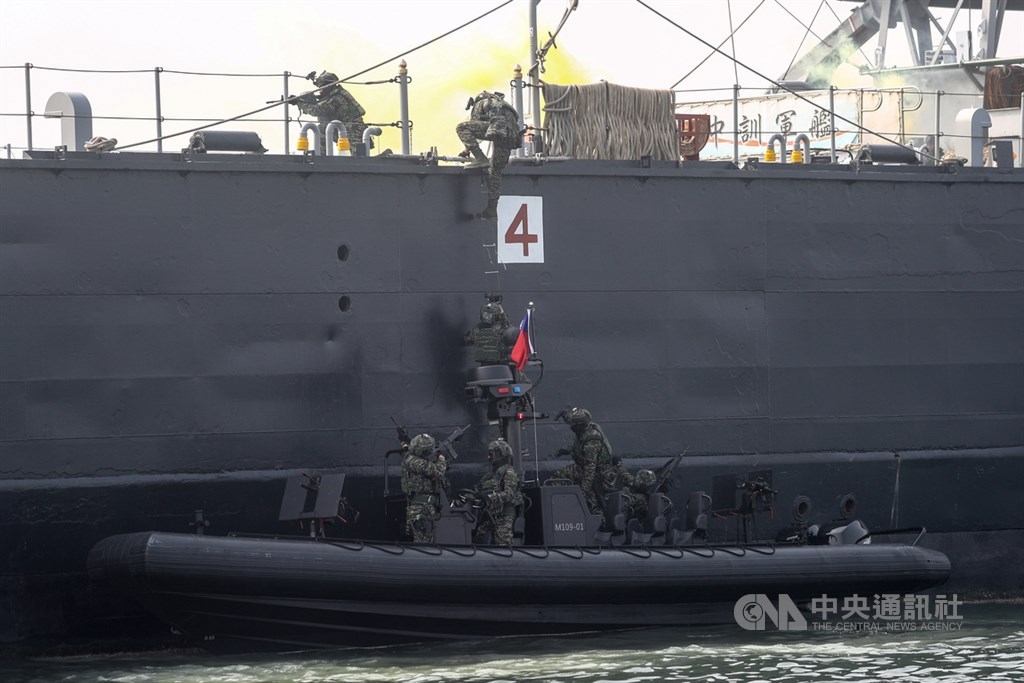海軍今日在左營軍港實施春節加強戰備操演，海軍陸戰隊乘Ｍ109突擊艇進行演練。（中央社記者王騰毅攝 ） 圖：中央社／提供