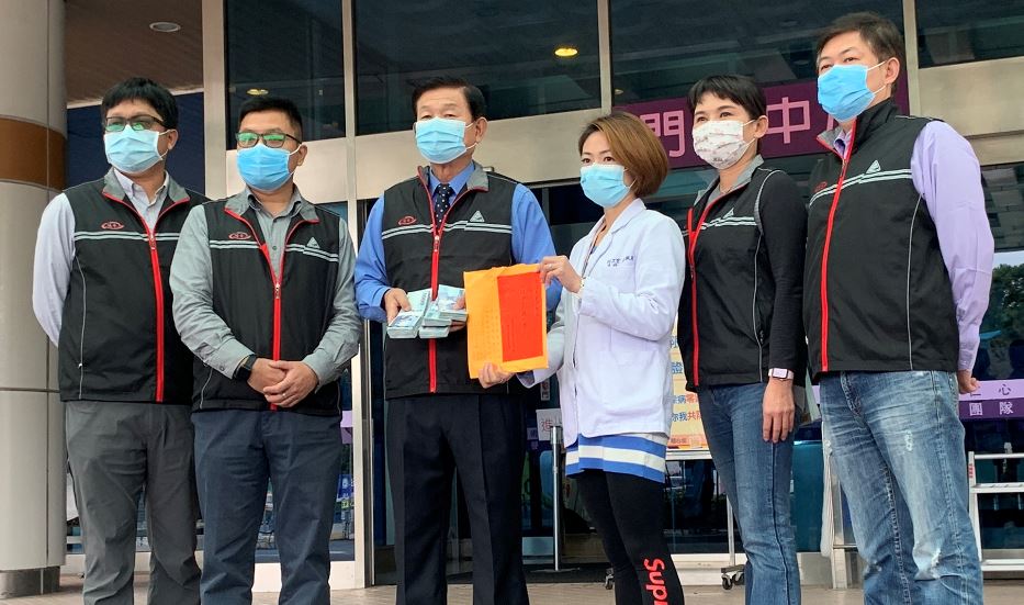桃園市德林寺為表達對桃園醫院醫護同仁的支持，今(27)日捐贈新台幣100萬元供防疫專戶使用。 圖：讀者提供