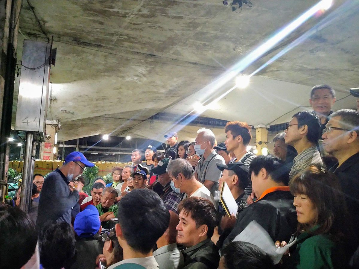 新黨台北市議員侯漢廷接獲陳情，台北市第一果菜批發市場許多員工、攤商未確實配戴口罩。 圖：侯漢廷辦公室 / 提供