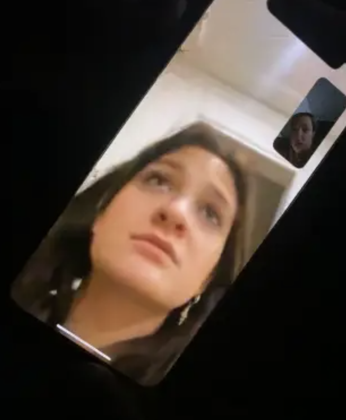 Tana Mongeau於她的Instagram上發布了一段近20分鐘的影片，影片中描述克勞蒂亞似乎正在與她的母親以及一個據稱是她父親喬治．康威（George Conway）的男人發生爭執 圖：翻攝自@Tana Mongeau Instagram