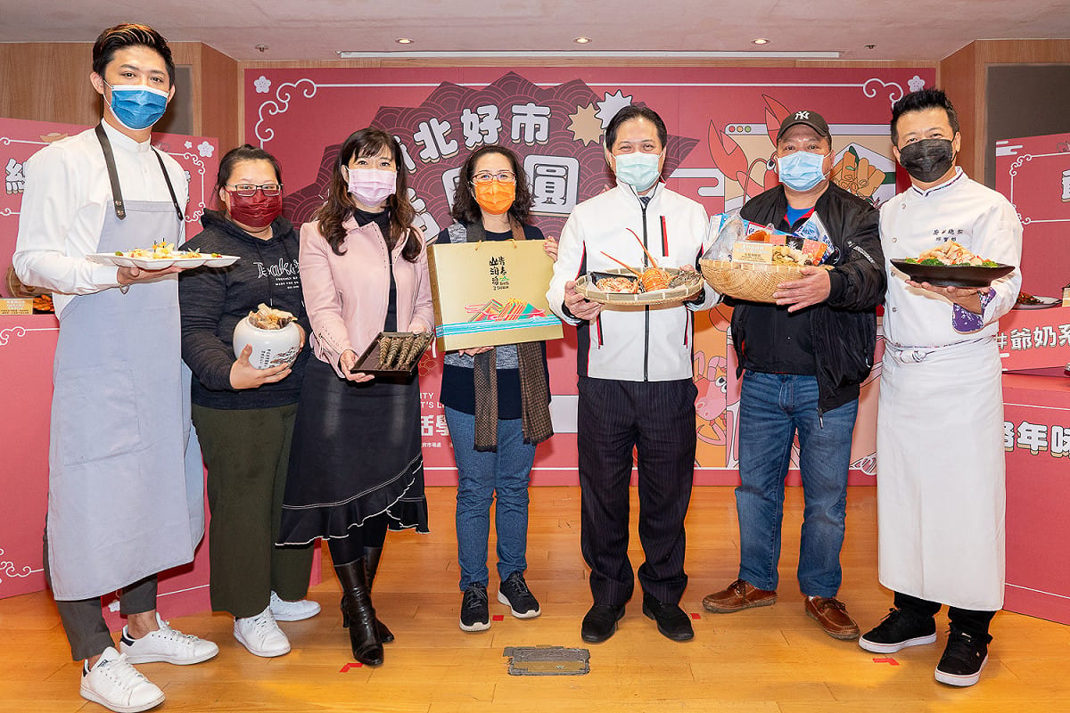 新北市政府市場處舉辦「新北好市話團圓」線上辦年貨系列活動，推出多樣優惠年菜及年貨組合，並集結市場好料祭出2款限量年菜組，各限量30組。 圖：新北市經發局市場處提供