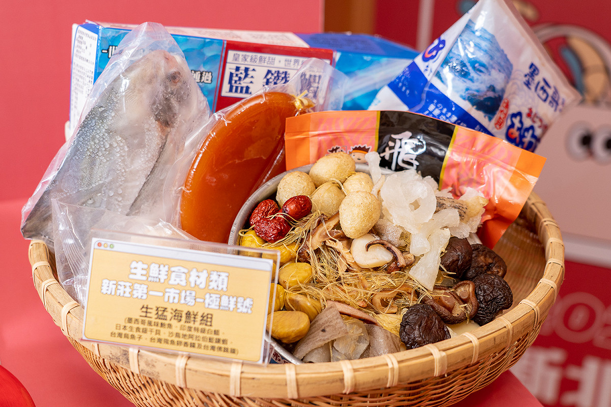 食安辦提醒民眾，選購年節食品時，掌握「食材包裝完整、標示正確性」及惜食原則，才能安心吃年菜、健康過好年。 圖：新北市經發局市場處提供