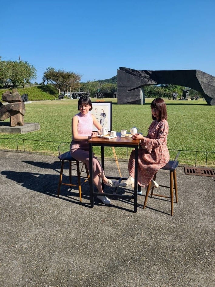 「市長好忙，我陪你莎時間! 」莎莎與插畫家莉莉子於朱銘美術館進行訪談。 圖：新北市新聞局提供