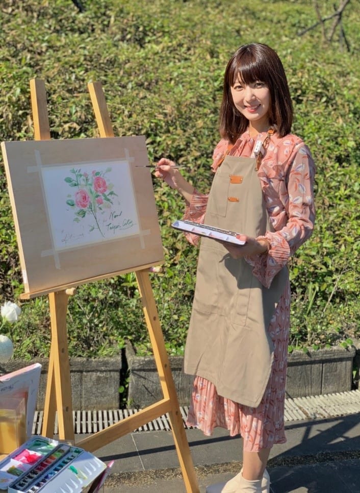 插畫家莉莉子於朱銘美術館戶外創作水彩畫。 圖：新北市新聞局提供
