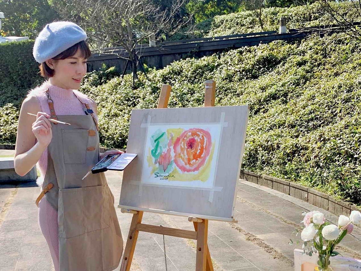 莎莎於朱銘美術館戶外創作水彩畫。 圖：新北市新聞局提供