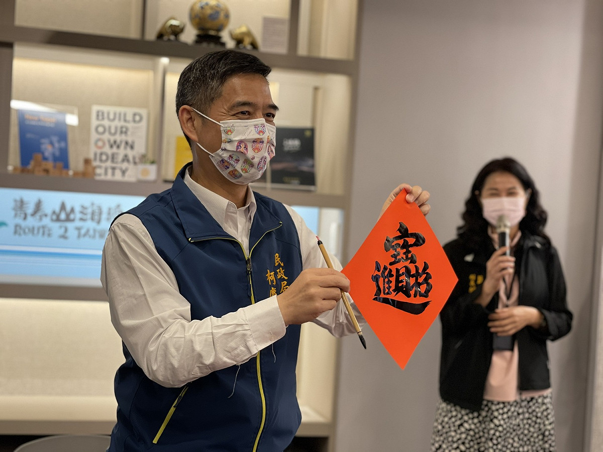 民政局長柯慶忠表示，民眾可以提前或延後至宮廟祈福，並做好相關防疫措施，也可以在家拜拜。 圖：新北市民政局提供