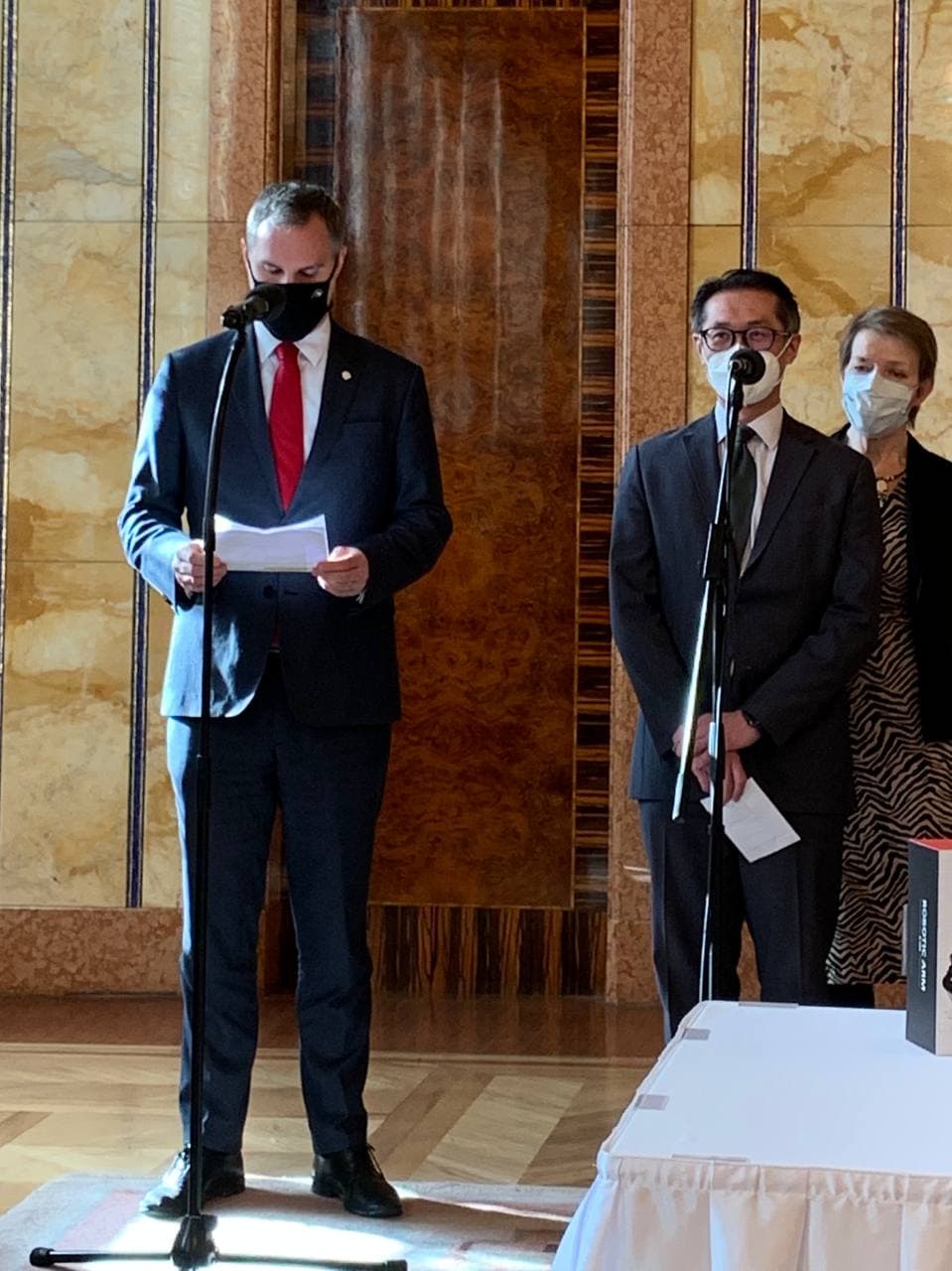 布拉格市長賀瑞普與駐捷克代表柯良叡共同主持記者會。 圖：外交部/提供