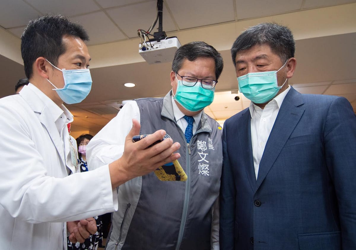 桃園市長鄭文燦感謝「這位先生」陳時中，從來沒有休息過，自疫情爆發以來始終堅守崗位守護台灣。 圖：翻攝自鄭文燦臉書