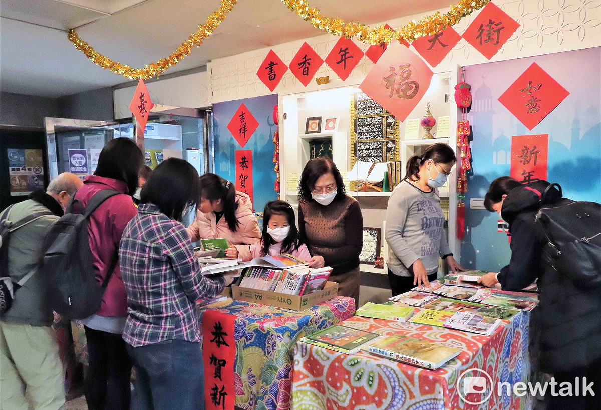 新北市立圖書館中和分館特別布置「書香年貨大街」，帶來另類年味。 圖：王峻昌／攝