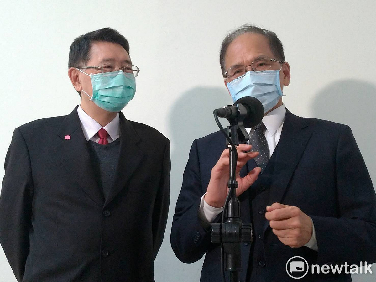 立法院繼續研商中央總預算案。游錫堃(右)與立法院秘書長林志嘉會前受訪。  圖:陳佩君/攝