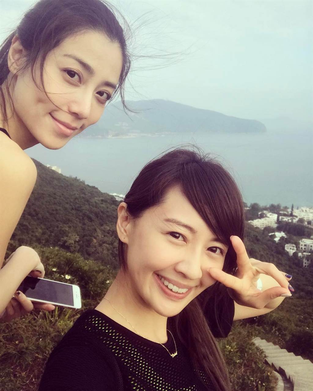 連勝武外遇對象（左）和女星賴薇如是好友，兩人還曾一起出遊。 圖：翻攝自賴薇如IG