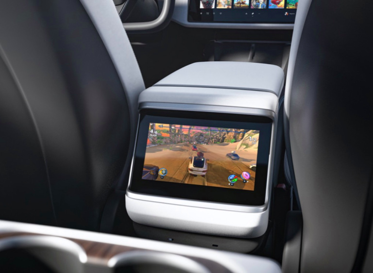 新版Model S在後座加裝螢幕。 圖：翻攝自Tesla