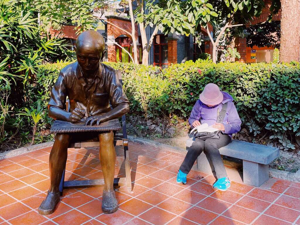 大稻埕公園內李臨秋大師雕像。 圖：取自台北旅遊網