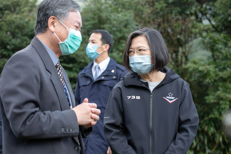 總統蔡英文與氣象局長鄭明典。 圖：翻攝自鄭明典臉書