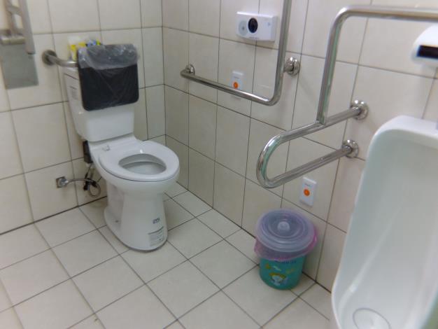 全國各公廁單位2月1日起禁止使用萘丸。 圖：取自苗栗縣政府網站