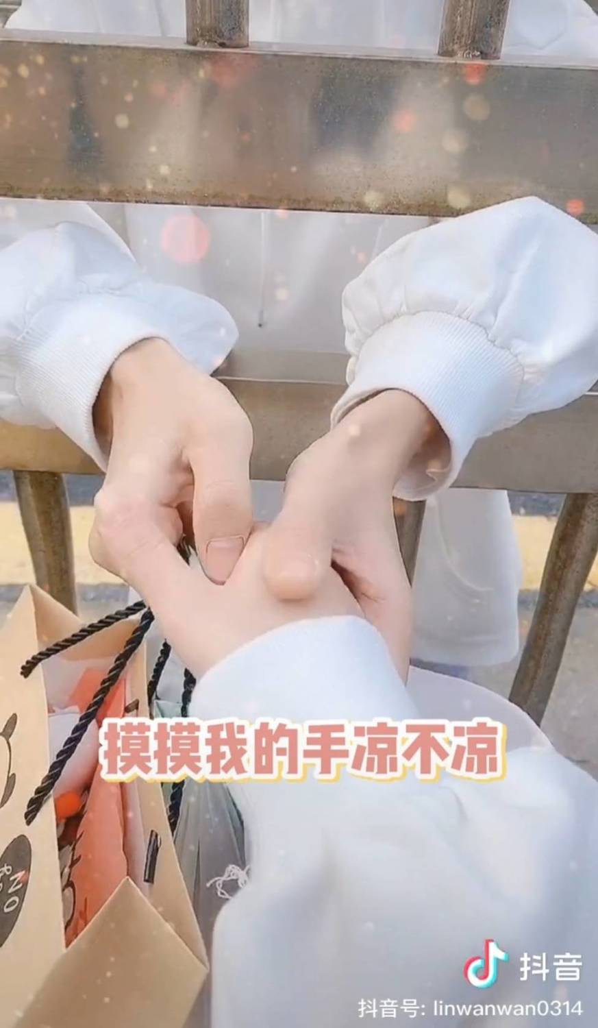 果然跑到宿舍外找晚晚。 圖：翻攝抖音／林晚晚