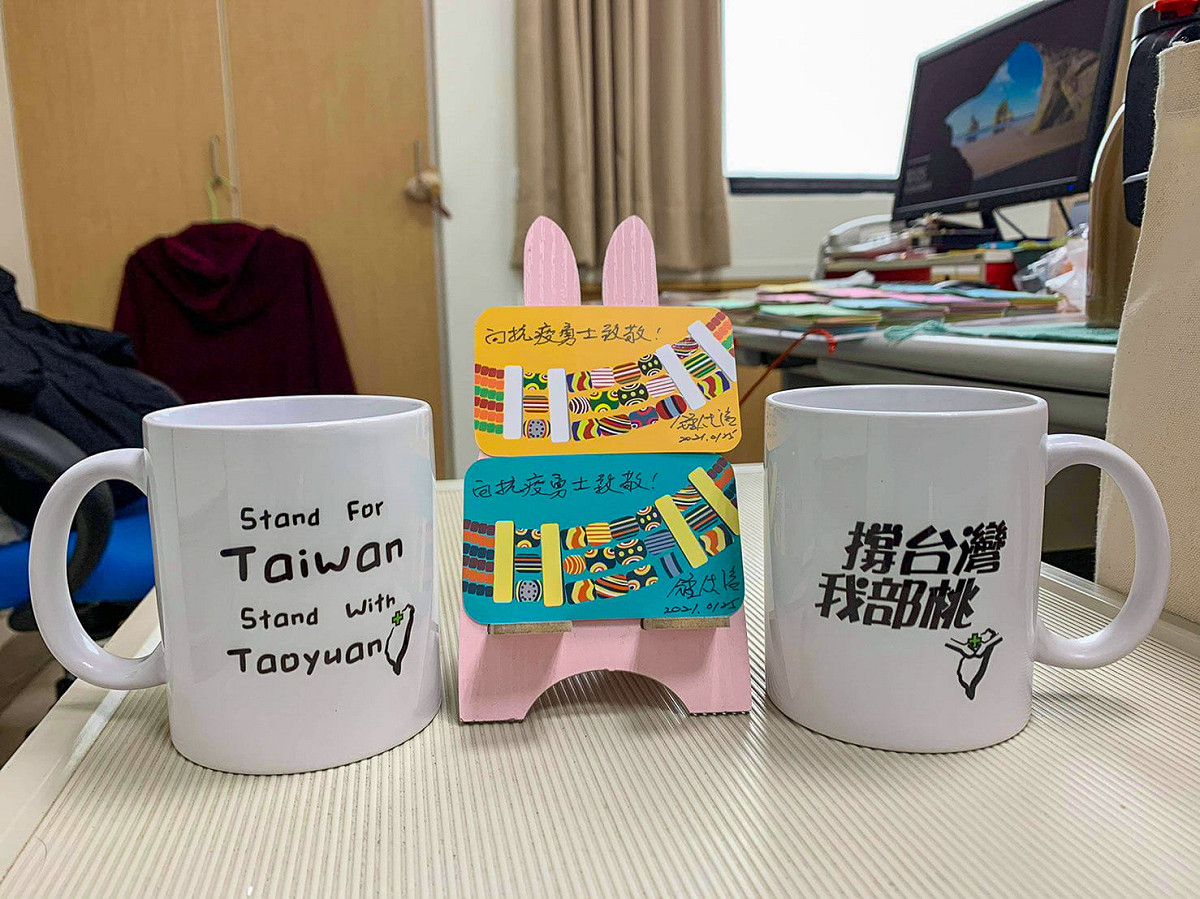 屏東的民眾特地製作專屬馬克杯，送給前線的醫護人員。 圖：攝自鍾佳濱臉書