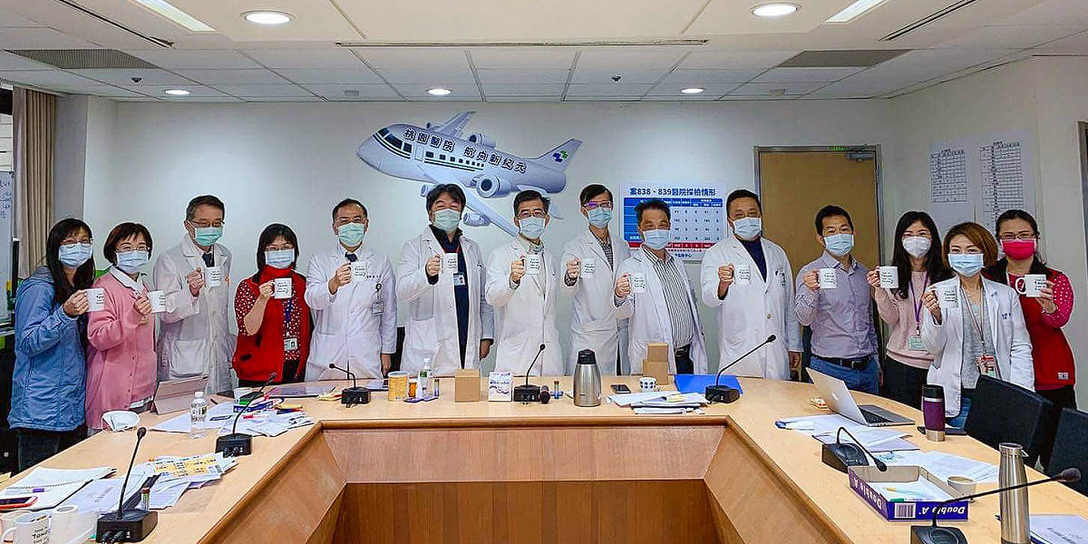 醫護人員收到禮物，稱「這份來自屏東的熱情與溫暖，使他們特別感謝！」 圖：攝自鍾佳濱臉書