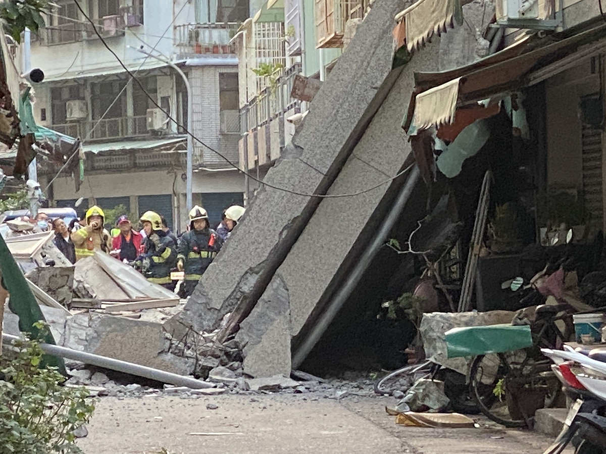 高雄新興區八德二路與同愛街口發生1棟5樓的建築物外牆倒塌意外，所幸無人傷亡。 圖 : 翻攝自網路
