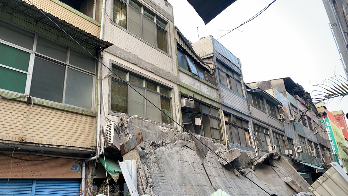 高雄新興區八德二路與同愛街口發生1棟5樓的建築物外牆倒塌意外 圖 : 翻攝自網路
