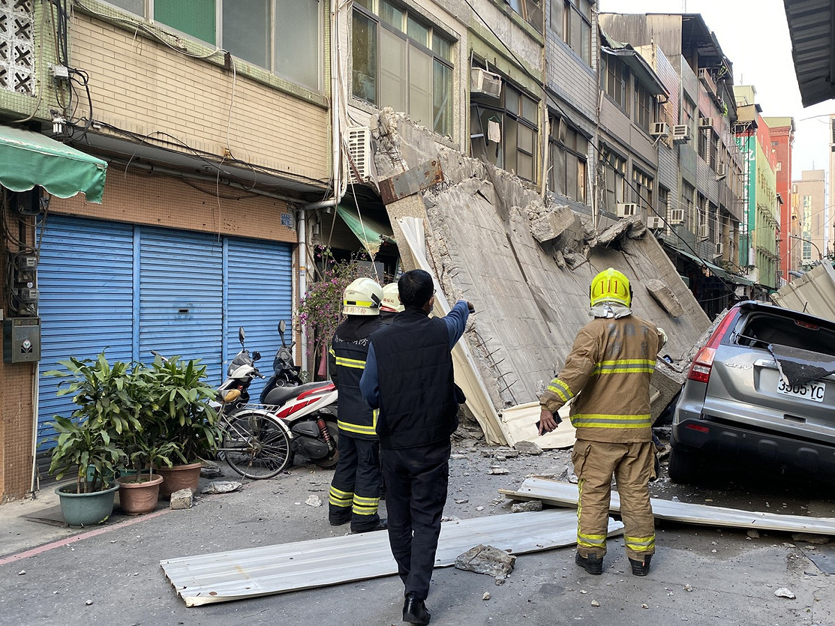 高雄新興區八德二路與同愛街口發生1棟5樓的建築物外牆倒塌意外，所幸無人傷亡。 圖 : 翻攝自網路