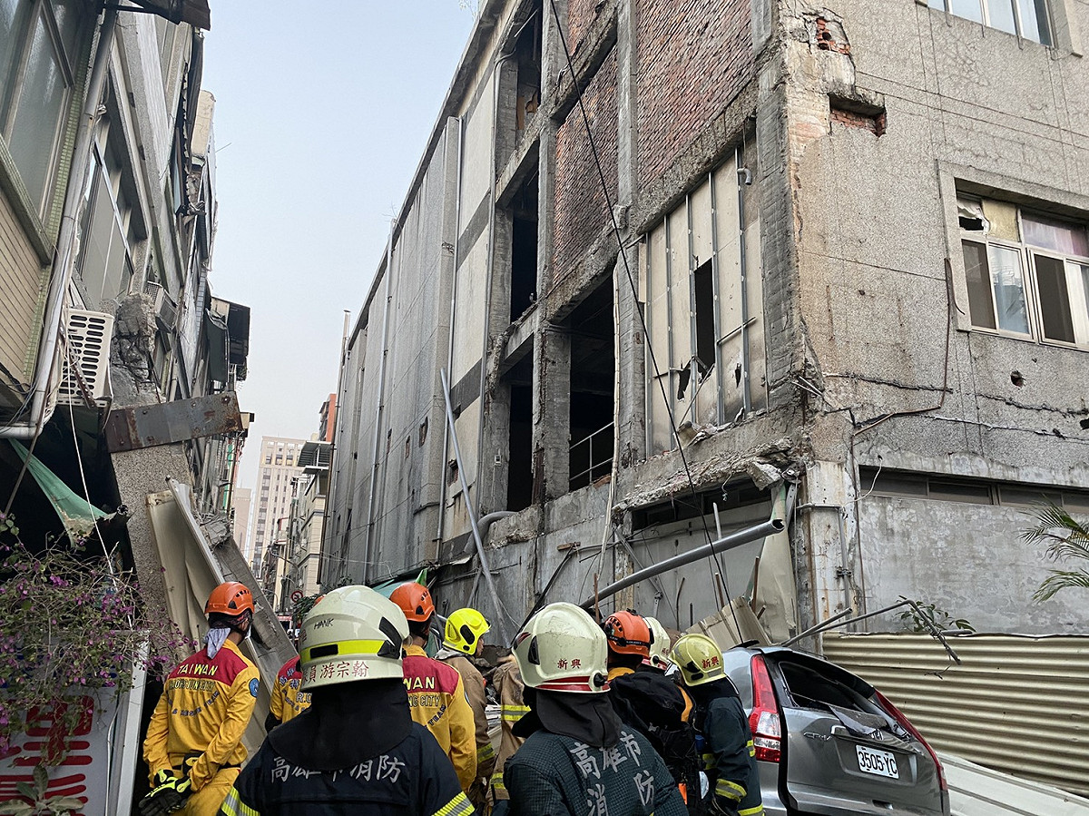 高雄新興區八德二路與同愛街口發生1棟5樓的建築物外牆倒塌意外 圖 : 翻攝自網路