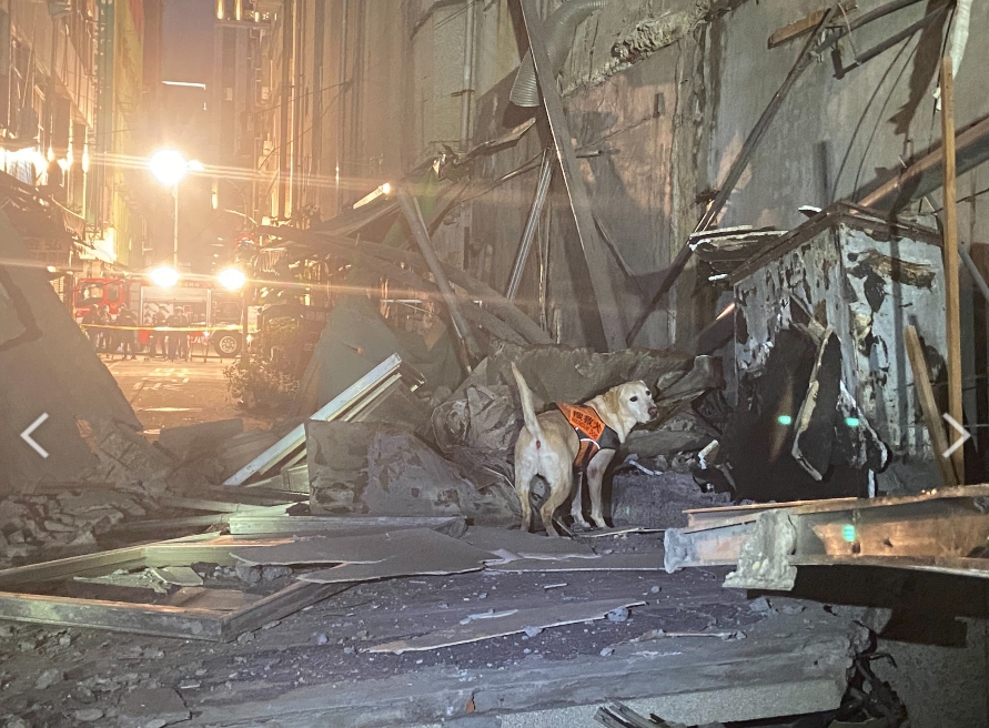 高雄新興區八德二路與同愛街口發生1棟5樓的建築物外牆倒塌意外，所幸無人傷亡。 圖 : 翻攝自網路