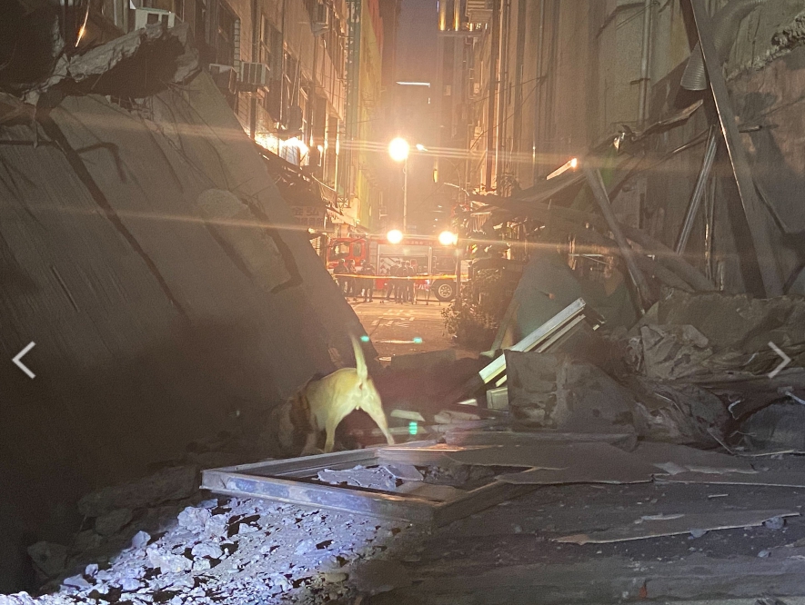 高雄新興區八德二路與同愛街口發生1棟5樓的建築物外牆倒塌意外 圖 : 翻攝自網路