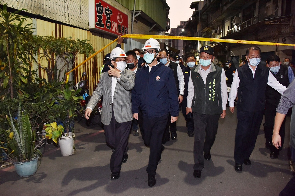 高雄新興區一棟5層樓廢棄戲院今（28）日下午發生外牆倒塌，市長陳其邁（左二）赴現場坐鎮指揮。 圖：高雄市政府/提供