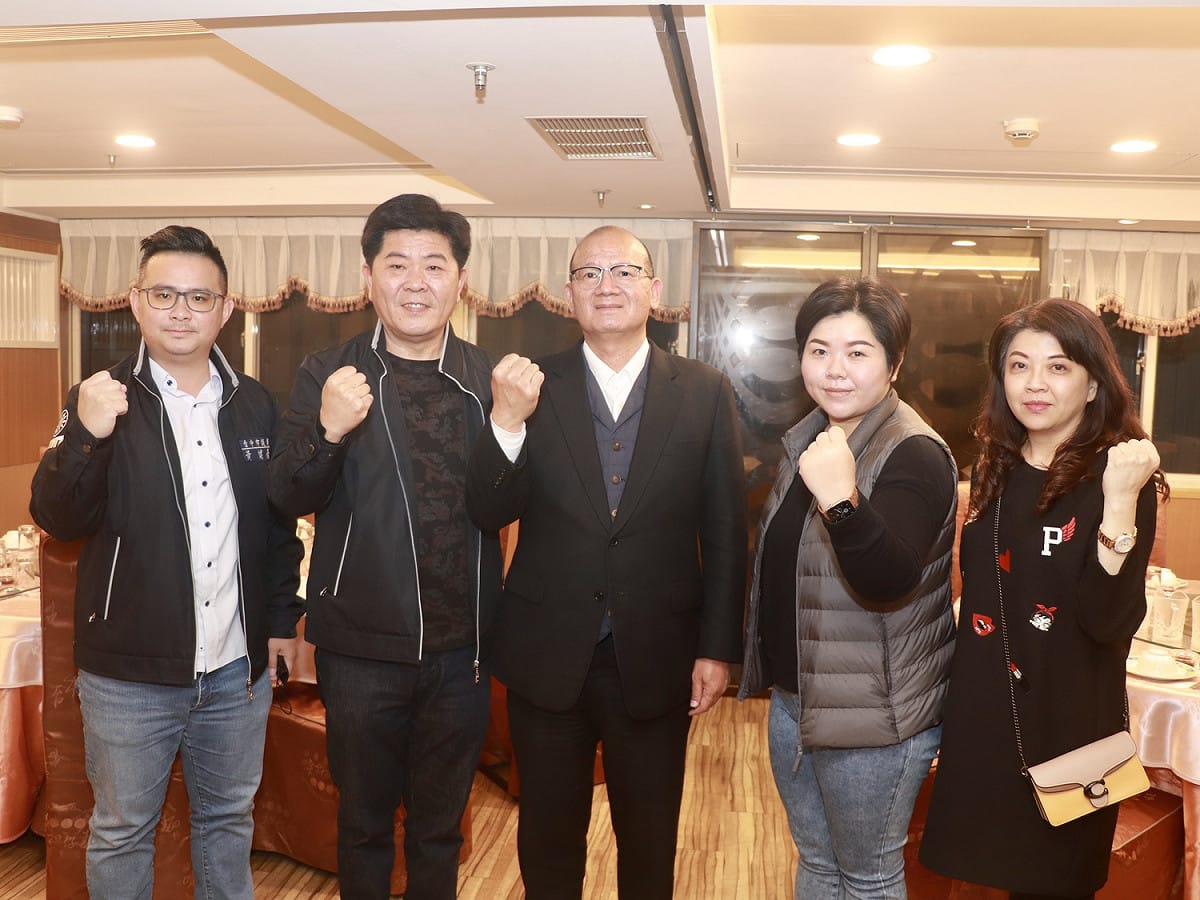 台中市議會議長張清照（中）與副議長顏莉敏與國民黨團書記長陳政顯、執行長吳瓊華、副執行長黃健豪在完成改選後合影留念。 國民黨團/提供