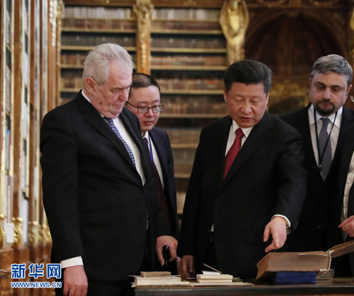 捷克總統齊曼（前排左起）一向親中，2017年親自接待來訪的中國領導人習近平。 圖：翻攝自中國駐捷克大使館