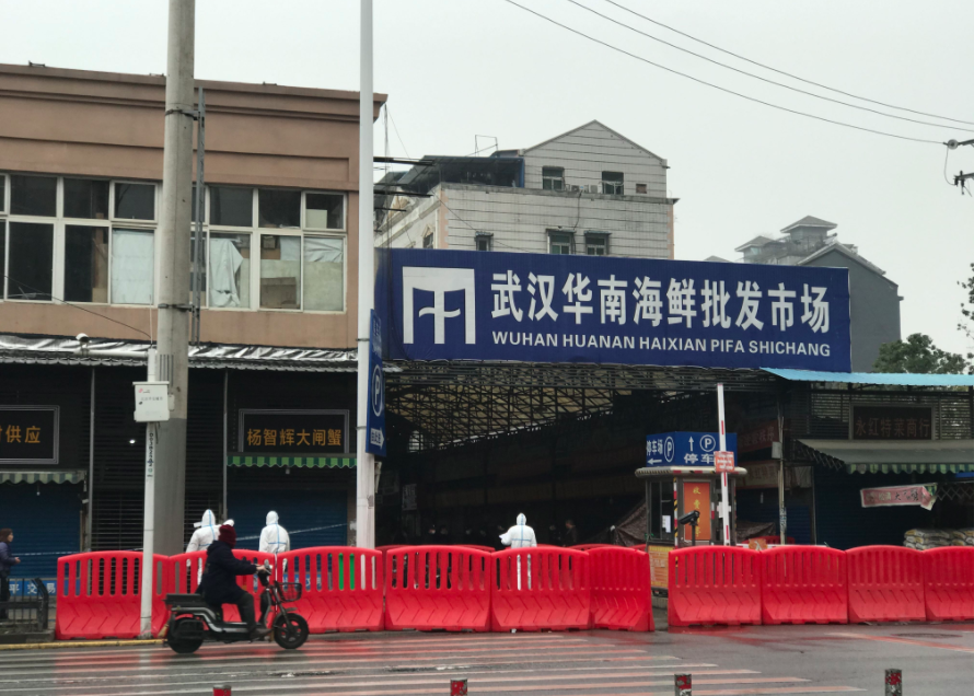 武漢華南海鮮市場目前被認為是新冠病毒的起源地。 圖：翻攝新京報
