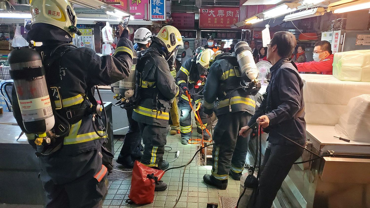 消防單位在高雄三民市場內搶救受困人員。 圖：翻攝自網路