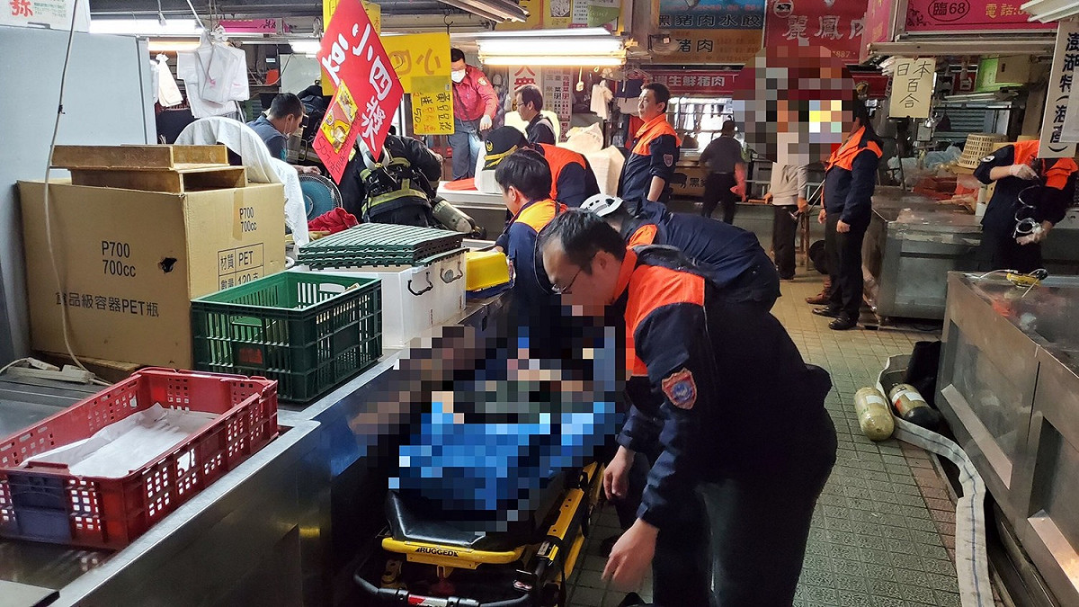 高雄三民市場3人受困污水槽，其中2人發現時已無生命跡象。 圖：翻攝自網路