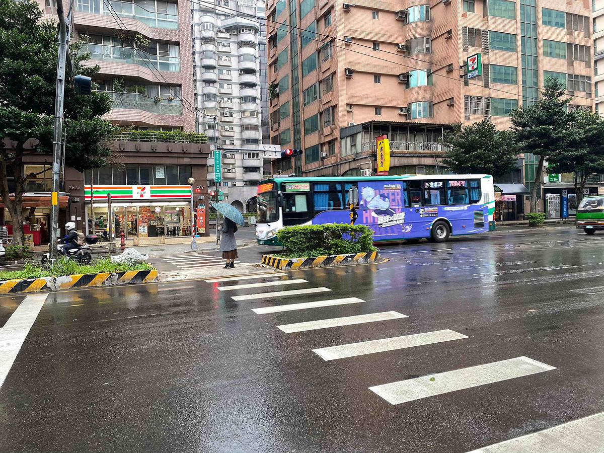 6月1日起道路交通管理處罰條例新制上路，未依規定裝設行車視野輔助系統者，最高可處24,000元。 圖：新北市交通局/提供