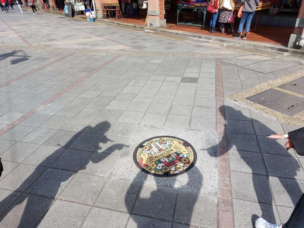 大同區之特色人孔蓋-癒見大稻埕。 圖：取自台北旅遊網