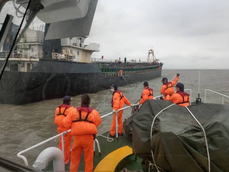 台灣海巡隊阻止中國抽砂船盜採海沙。 圖 : 海巡隊 / 提供