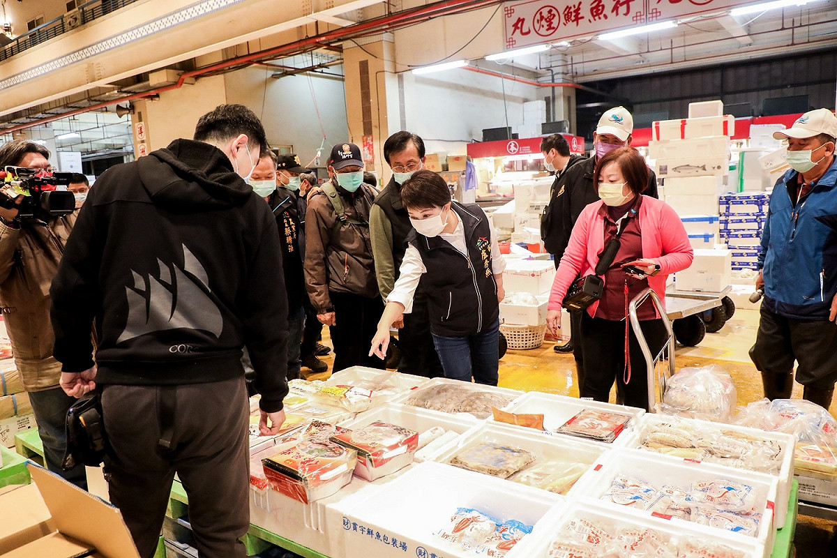 盧市長走訪攤商關心魚貨市場行情。 圖:台中市政府/提供